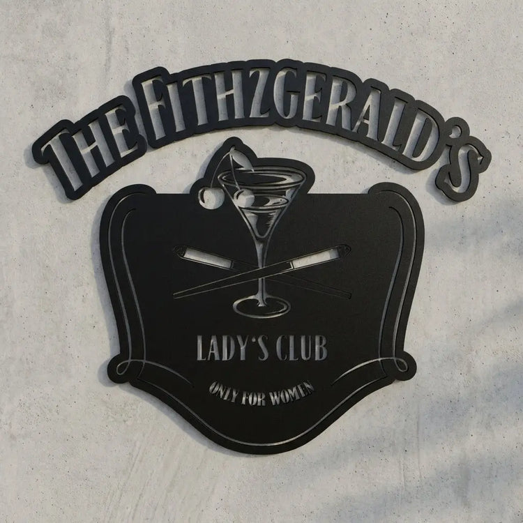 Logo-Wandschild mit Glas und Kirsche