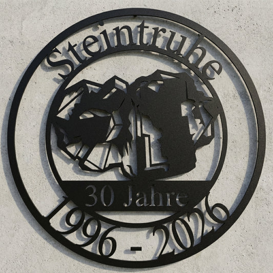 Rundes Jubiläumsschild Steintruhe