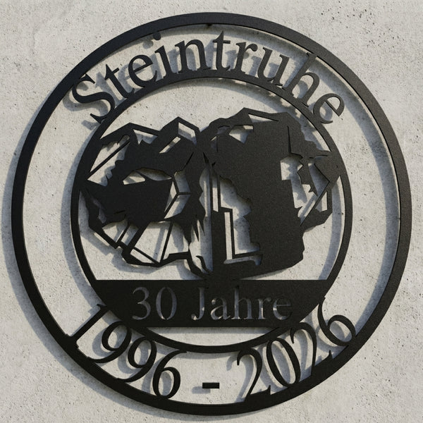 Rundes Jubiläumsschild Steintruhe
