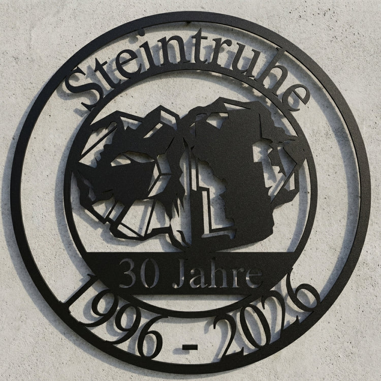 Rundes Jubiläumsschild Steintruhe