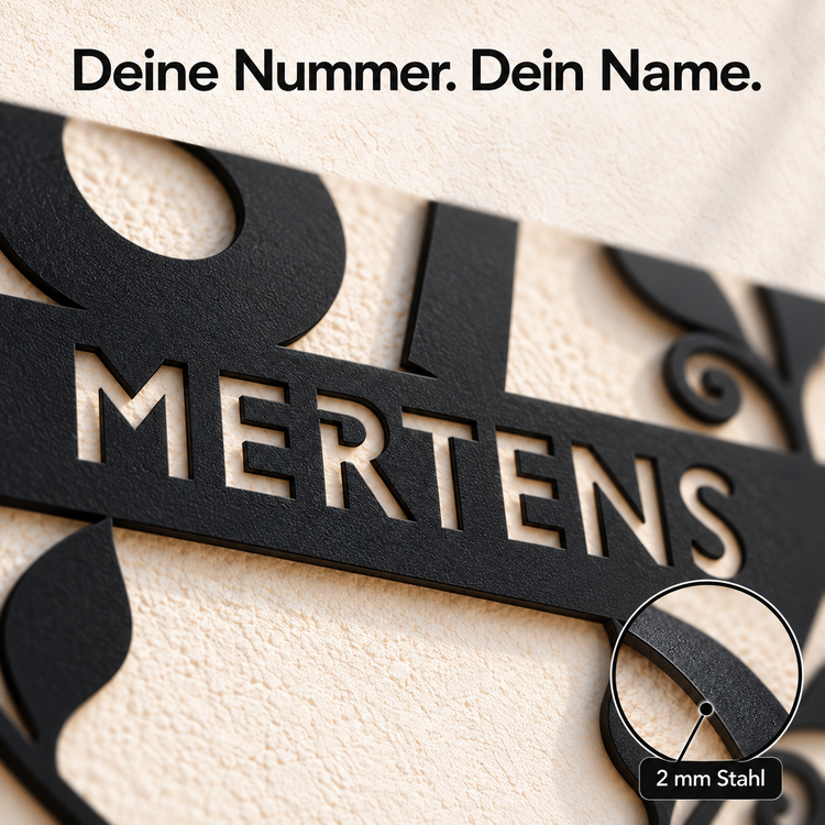 Nahaufnahme der ausgeschnittenen Schrift MERTENS in schwarzem Stahl mit den Hinweisen „Deine Nummer. Dein Name.“ und „2 mm Stahl“.