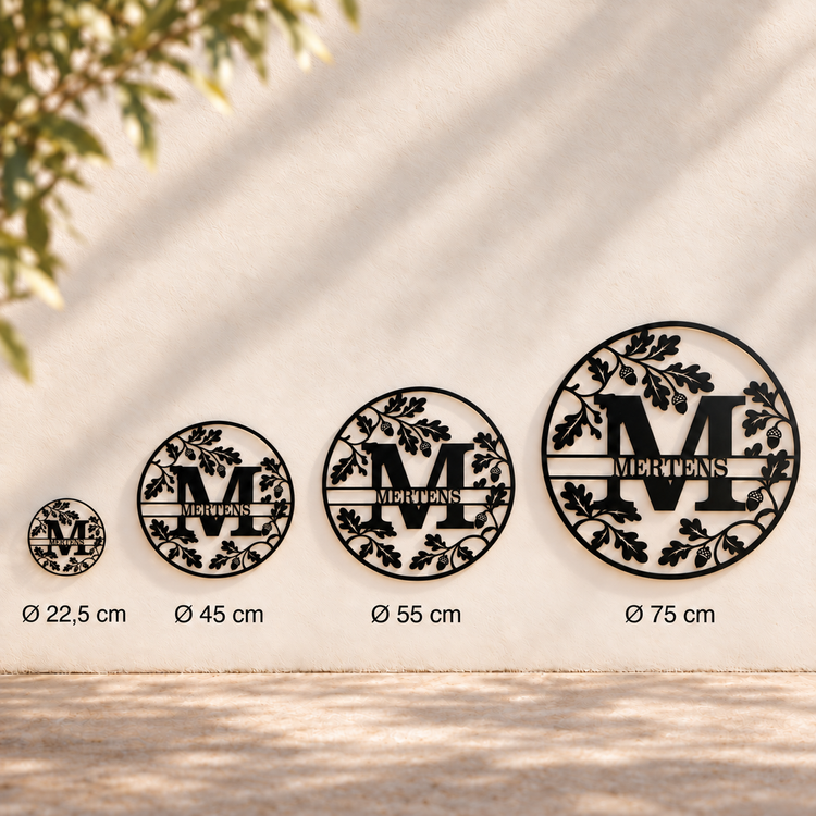 Vier runde Eichenmonogramme mit M und MERTENS auf gemeinsamer Skala: Durchmesser 22,5, 45, 55 und 75 cm.