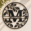 Rundes Monogramm aus schwarzem Metall mit der Initiale M, dem Familiennamen MERTENS und Eichenblättern mit Eicheln.