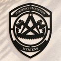 Wappenförmiges Zunftschild aus schwarzem Metall mit dem Zimmerer-Zeichen, der Berufszeile ZIMMERERMEISTER und dem Namen MERTENS.