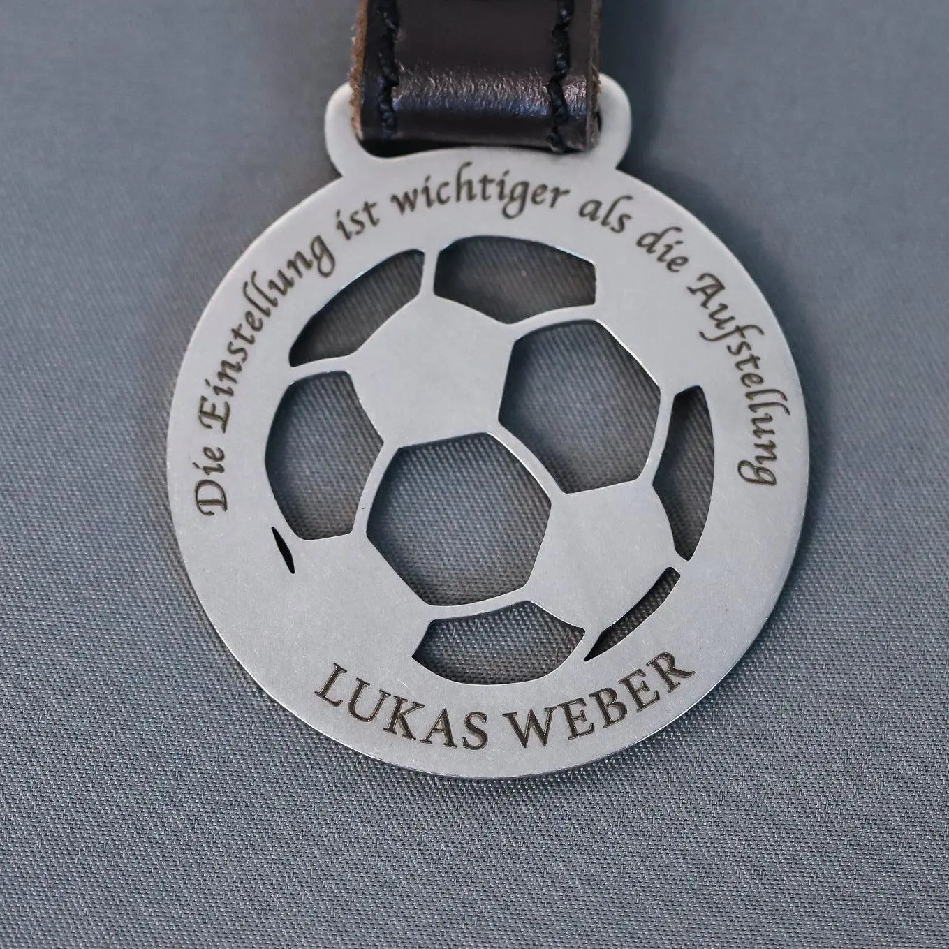 Steelmonks-Metallschild,Fußball Ball. Sport- & Freizeit Anhänger Wanddekoration erhältlich in verschiednen Größen und Farben.