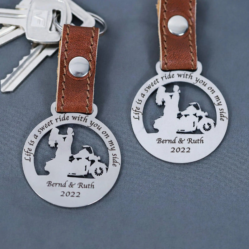 Steelmonks-Metallschild,Motorrad Paar. Sport- & Freizeit Anhänger Wanddekoration erhältlich in verschiednen Größen und Farben. – Schilder aus Stahl von Steelmonks