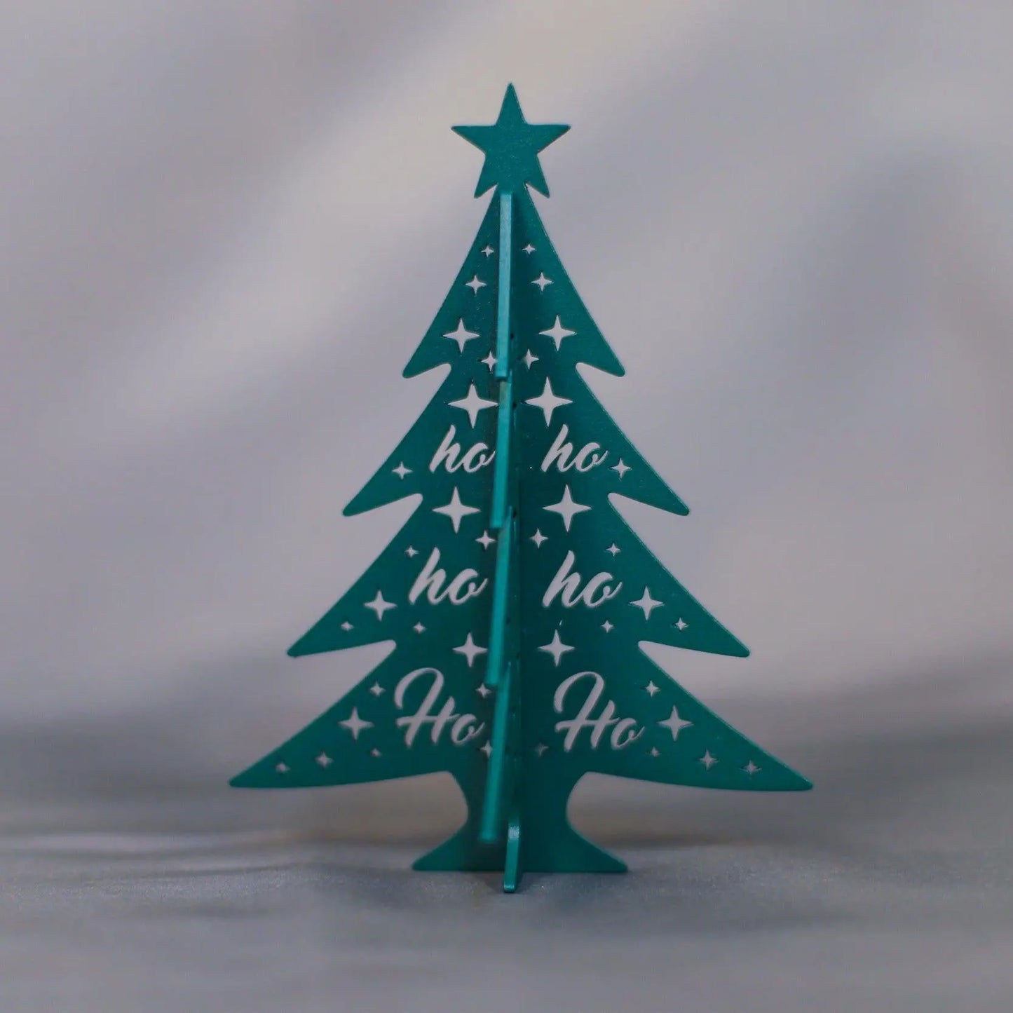 Steelmonks-Metallschild,Weihnachtsbaum Aufsteller - HO HO HO. Weihnachtsaufsteller Wanddekoration erhältlich in verschiednen Größen und Farben.