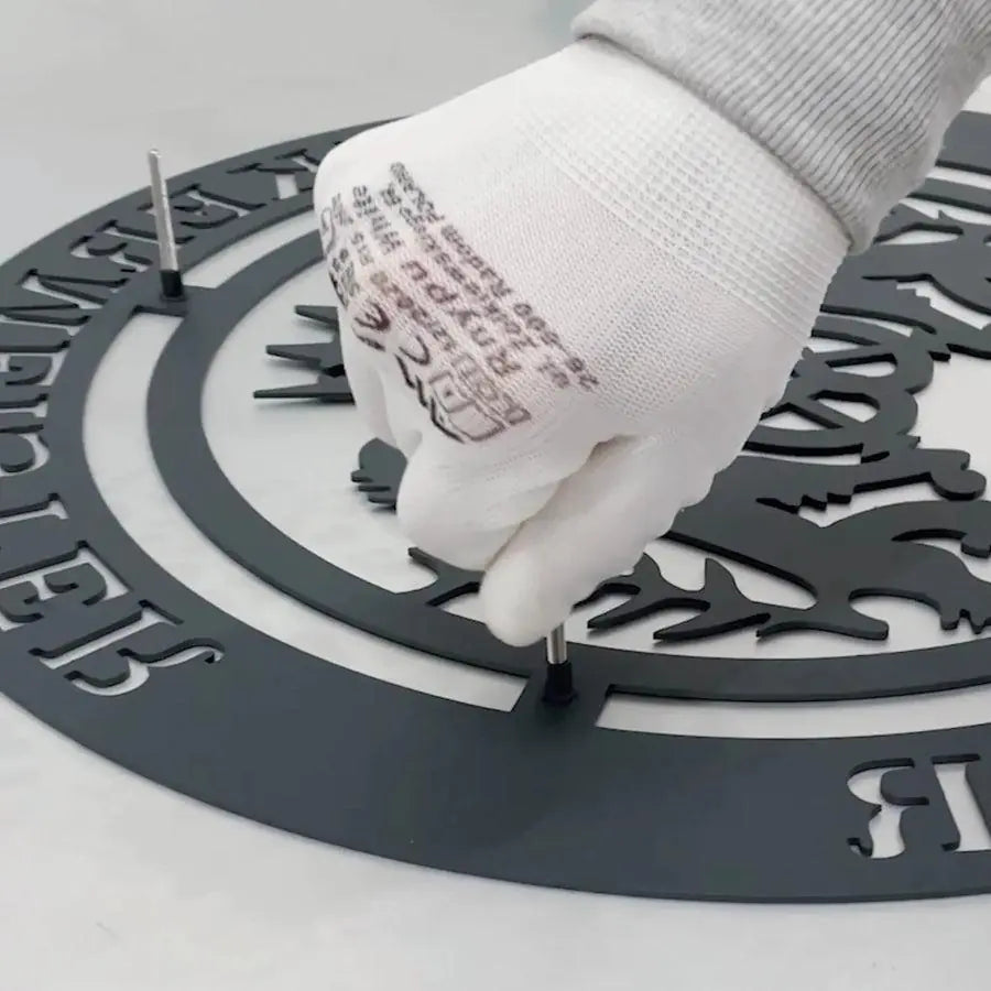 Gewindestifte werden in das Schild gedreht