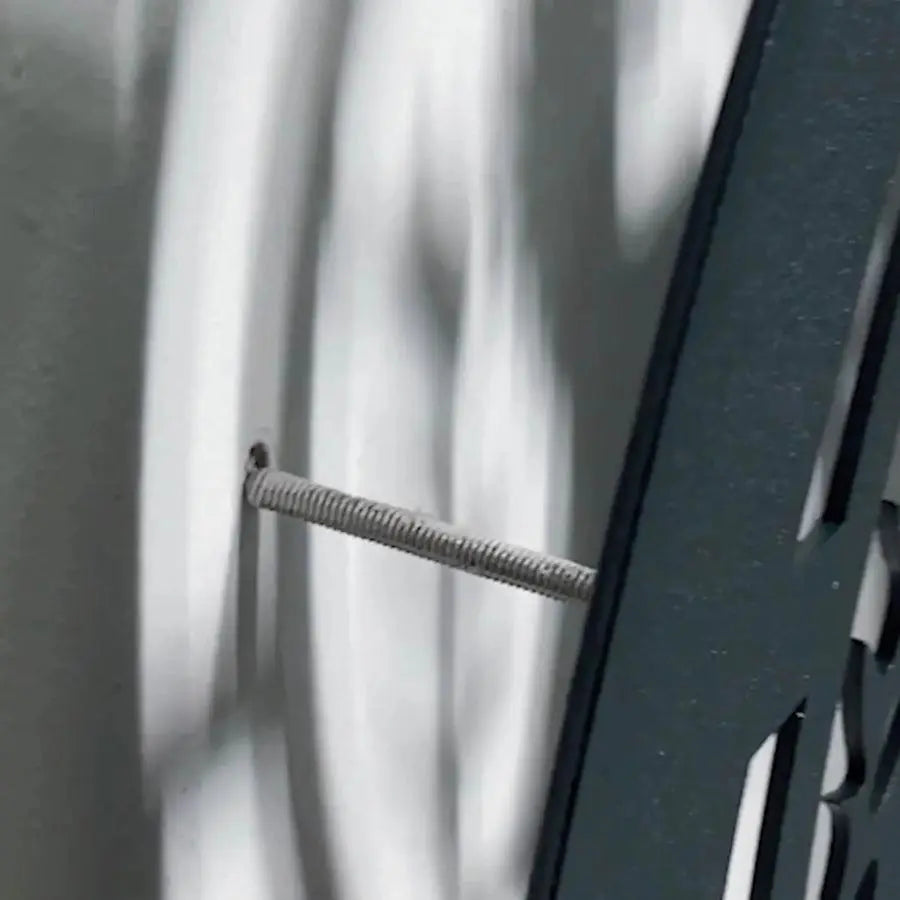 Gewindestift steckt im Bohrloch der Wand