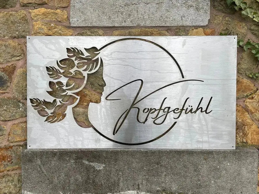 Cortenstahl-Schild frisch zugeschnitten, noch stahlgrau