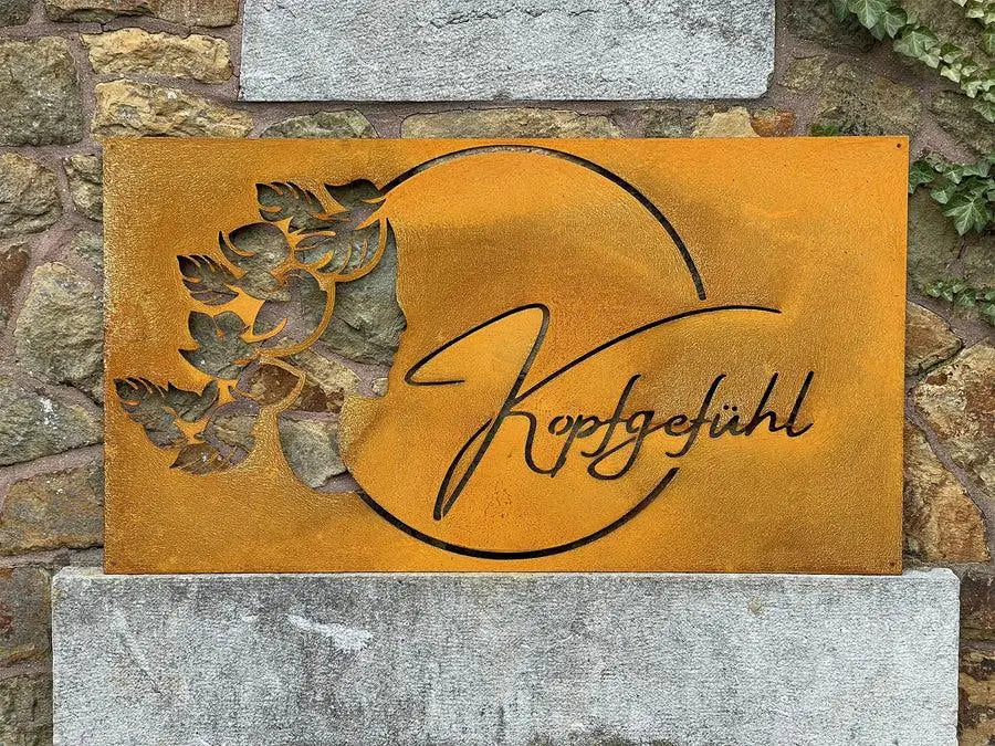 Cortenstahl-Schild mit erster orangefarbener Patina