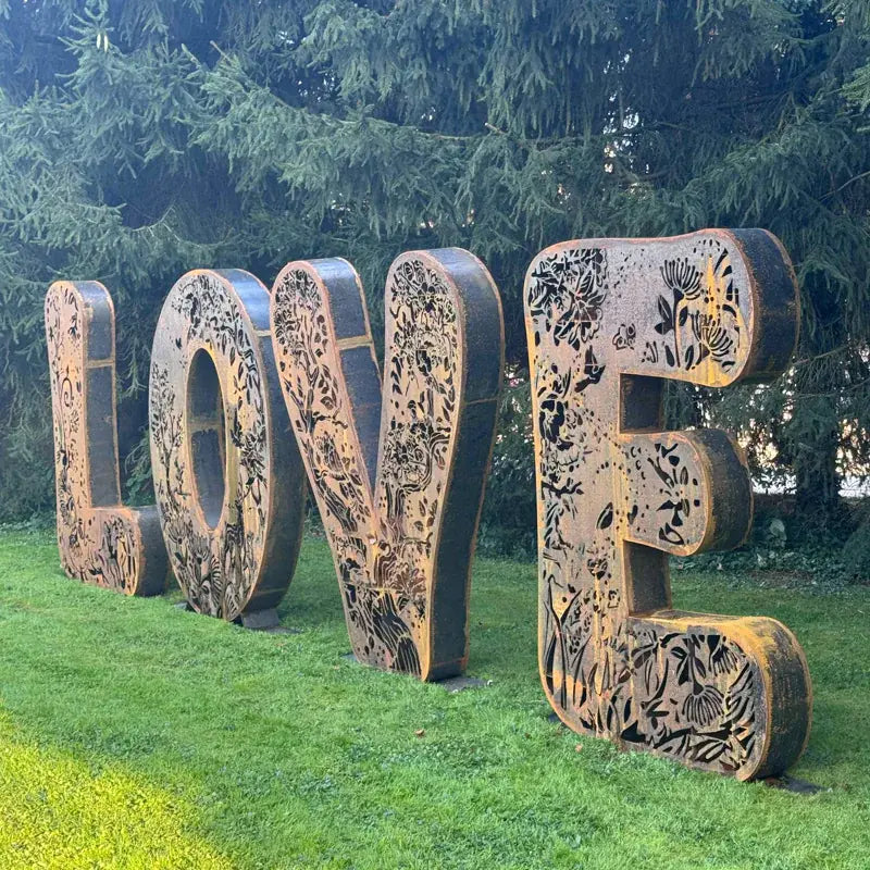 LOVE-Buchstaben aus Stahl im Freien